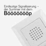 Weisser Unterputz-Summer von Grothe mit quadratischer Abdeckung und gelochtem Schallaustritt, daneben das Einbaumodul mit Montageblech und Abdeckrahmen