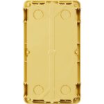 Gelber Unterputzkasten aus Kunststoff von BTICINO für eine 2-modulige Türstation, mit roten Kunststofflaschen und aufgeklebtem Montagehinweis