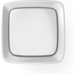 Weisser Steckdosenempfänger von Graviers mit blau leuchtendem Ring und Euro-Stecker, daneben der kleine Einbausender mit Antenne und zwei mit Plus und Minus beschrifteten Anschlussdrähten