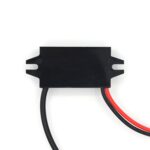 Schwarzer DC/DC-Spannungswandler von Bauer Electronics mit roter und schwarzer Anschlussleitung und USB-C-Stecker am Ausgangskabel