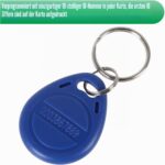 Haufen blauer RFID-Schlüsselanhänger aus Kunststoff mit Schlüsselring und eingeprägter Nummer