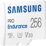 Weisse microSD-Karte Samsung PRO Endurance mit 256 GB sowie U3- und V30-Kennzeichnung