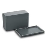 Dunkelgraues Aluminiumgehäuse von edi-tronic, 188 x 120 x 78 mm, mit abgenommenem Deckel und Flachdichtung
