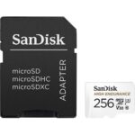 Weisse microSD-Karte SanDisk High Endurance mit 256 GB neben dem schwarzen SD-Adapter