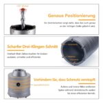 Vier silberne Hohlbohrkronen mit Hartmetallzähnen in den Grössen 30, 40, 50 und 68 mm, daneben Verbindungsstange mit SDS-plus-Schaft, Zentrierbohrer und Schraubenschlüssel