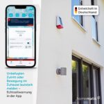 Weisse Homematic IP Aussensirene mit Solarzelle auf der Front und rotem Signalfeld am Fuss