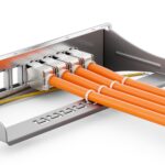 Graues 10-Zoll-Patchpanel von deleyCON mit acht RJ45-Keystone-Modulen und Erdungslitze