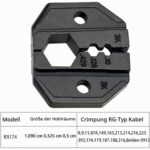 BNC-Ratschen-Crimpzange mit blauem Zangenkopf und roten Griffen, graues Abisolierwerkzeug, dunkle Wechselbacke und zehn vernickelte BNC-Crimpstecker für RG58-Koaxialkabel