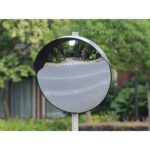 Schwarzer konvexer Verkehrsspiegel RMAN mit 30 cm Durchmesser, Regenschutzkante und schwarzem Wandwinkel