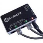Kompakter PoE-Passthrough-Switch von DSLRKIT mit schwarzer Deckelplatte und weissem Gehäuse, vier PoE-Ausgängen LAN1 bis LAN4, Uplink-Port, DC-Buchse und Schiebeschalter LAN/Ext
