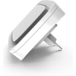 Weisser Steckdosenempfänger von Graviers mit blau leuchtendem Ring und Euro-Stecker, daneben der kleine Einbausender mit Antenne und zwei mit Plus und Minus beschrifteten Anschlussdrähten