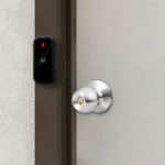 Schwarzer RFID-Kartenleser UHPPOTE in flacher Kunststoffausführung mit Kartensymbol und roter Status-LED