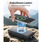Schwarze A ADDTOP Solar-Powerbank mit ausklappbaren Solarpanels, USB-Anschlüssen und integrierter LED-Leuchte.