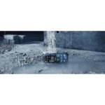 Schwarz-blauer Bosch Professional Laser-Entfernungsmesser GLM 50-23 G mit Farbdisplay, daneben Gürteltasche, Trageschlaufe und zwei AA-Batterien