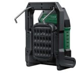 Grün-schwarze Bosch Akku-Arbeitsleuchte UniversalWorkLight 18V-2100 mit LED-Lichtfeld, aufgeklapptem Standbügel und Tragegriff, daneben der grüne Verkaufskarton