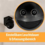 Schwarzer Aufputz-Bewegungsmelder SSC-LUXon KELEA mit zwei Sensorlinsen an einer weissen Hauswand