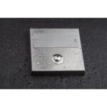Klingeltaster HUBER Aufputz 1-fach in gebürsteter Metalloptik, 95 mal 95 Millimeter, mit geschraubtem Edelstahl-Namensschild