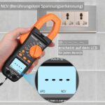 Orange-schwarze Proster Stromzange mit beleuchtetem LCD, geöffneten Messbacken, Messleitungen, Krokodilklemmen und Aufbewahrungstasche