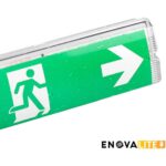 Weisse LED-Fluchtwegleuchte aus Polykarbonat mit grünem Rettungszeichen und weissem Richtungspfeil für die Wandmontage