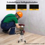 Kompakter Kreuzlinienlaser in Dunkelgelb und Schwarz mit Kreuzfenster, daneben ausziehbares Aluminiumstativ und zwei AA-Batterien