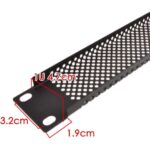 Zwei schwarze 19-Zoll-Rackblenden von einer Höheneinheit mit Mesh-Lochung und Befestigungslaschen
