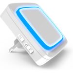 Weisser Steckdosenempfänger von Graviers mit blau leuchtendem Ring und Euro-Stecker, daneben der kleine Einbausender mit Antenne und zwei mit Plus und Minus beschrifteten Anschlussdrähten