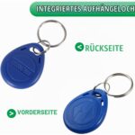 Haufen blauer RFID-Schlüsselanhänger aus Kunststoff mit Schlüsselring und eingeprägter Nummer