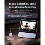 Silberne SwitchBot Video-Türklingel mit runder Weitwinkellinse, weisser 4,3-Zoll-Innenmonitor mit Standfuss und schwarzes Solarpanel auf schwenkbarem weissem Montagearm mit USB-C-Kabel