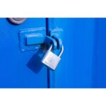 Silbernes Vorhängeschloss Magmaus PDL40 aus Edelstahl mit 40 Millimeter breitem Körper und drei blauen Schlüsseln
