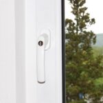 Weisser abschliessbarer ABUS-Fenstergriff FG200 in L-Form mit Druckzylinder und Wendeschlüssel