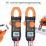Orange-schwarze Proster Stromzange mit beleuchtetem LCD, geöffneten Messbacken, Messleitungen, Krokodilklemmen und Aufbewahrungstasche