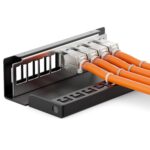 Schwarzes deleyCON Patchpanel mit acht RJ45-Keystone-Modulen aus Metall und Kabelbindern