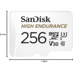 Weisse microSD-Karte SanDisk High Endurance mit 256 GB neben dem schwarzen SD-Adapter