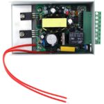 Graues Metallgehäuse eines Netzteils für Zutrittskontrolle mit Aufdruck Power Supply Control, achtpoliger Schraubklemmleiste, roter Betriebs-LED, Zeitregler und zwei roten offenen Anschlussleitungen