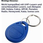 Haufen blauer RFID-Schlüsselanhänger aus Kunststoff mit Schlüsselring und eingeprägter Nummer