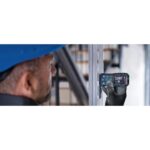 Schwarz-blauer Bosch Professional Laser-Entfernungsmesser GLM 50-23 G mit Farbdisplay, daneben Gürteltasche, Trageschlaufe und zwei AA-Batterien