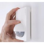 Weisser flacher Bewegungsmelder Steinel IS 180-2 mit halbkugelförmiger Multilinse für die Wandmontage