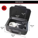 Schwarze Master Lock Feuerschutzkassette L1200 mit geöffnetem Deckel, Schlüsselschloss und Tragegriff