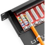 Schwarzes 19-Zoll-Patchpanel von deleyCON mit 24 RJ45-Buchsen und vormontiertem Erdungskabel