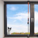 Orange Teleskop-Sicherungsstange von SCHMIDT security tools mit schwenkbaren gummierten Andruckplatten