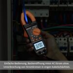 Orange-schwarze Proster Stromzange mit beleuchtetem LCD, geöffneten Messbacken, Messleitungen, Krokodilklemmen und Aufbewahrungstasche