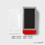 Weisse Homematic IP Aussensirene mit Solarzelle auf der Front und rotem Signalfeld am Fuss