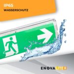 Weisse LED-Fluchtwegleuchte aus Polykarbonat mit grünem Rettungszeichen und weissem Richtungspfeil für die Wandmontage