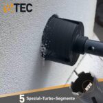 Schwarze Diamant-Bohrkrone von BTEC mit 82 mm Durchmesser, eingeschraubtem SDS-plus-Adapter und separatem Zentrierbohrer