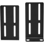 Zwei schwarze Montagewinkel aus Metall mit Langlöchern für 19-Zoll-Racks, daneben Schrauben in M3, M4 und M6 sowie vier Druckknöpfe