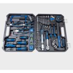 Geöffneter schwarzer Scheppach Kunststoffkoffer WZK120 mit blau-schwarzen Werkzeugen: Knarre, Steckschlüsseleinsätze, Bits, Zangen, Handsäge und Hammer in der Einlage