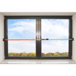 Orange Teleskop-Sicherungsstange von SCHMIDT security tools mit schwenkbaren gummierten Andruckplatten