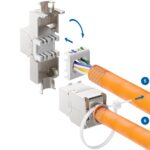 Graues 10-Zoll-Patchpanel von deleyCON mit acht RJ45-Keystone-Modulen und Erdungslitze