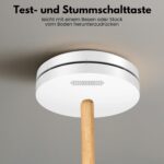 Flacher runder weisser Rauch- und Hitzemelder von Aroha mit seitlichem Lüftungsgitter für die Deckenmontage
