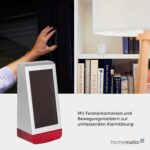 Weisse Homematic IP Aussensirene mit Solarzelle auf der Front und rotem Signalfeld am Fuss
